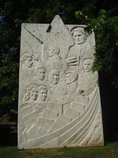 Balatonszárszó, Hősök tere: Az 1943-as írótalálkozó emlékműve.jpg Balatonszárszó, Hősök tere: Az 1943-as írótalálkozó emlékműve.jpg